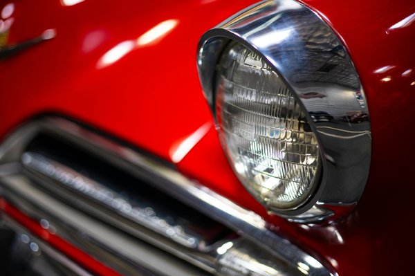 Quelles sont les étapes pour remplacer un phare de voiture brûlé ?