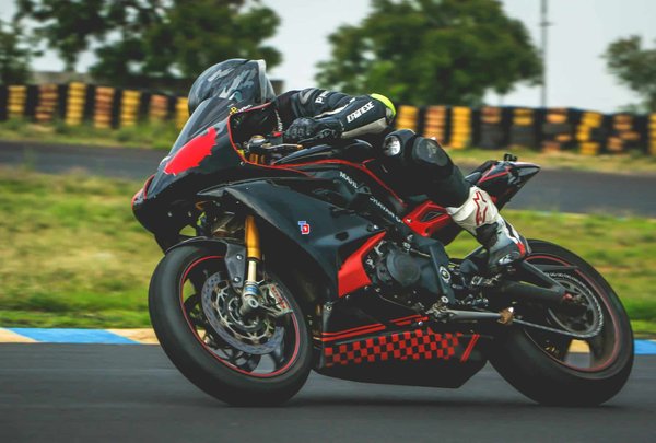 Quelles sont les meilleures pratiques de maintenance pour une BMW R1250GS en voyage longue distance ?