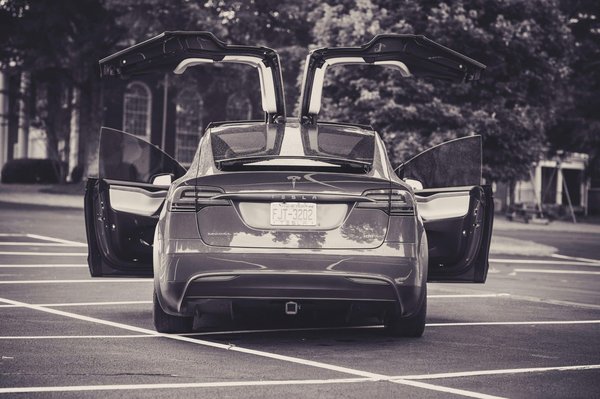 Comment optimiser la Tesla Model X pour les longs voyages en famille ?