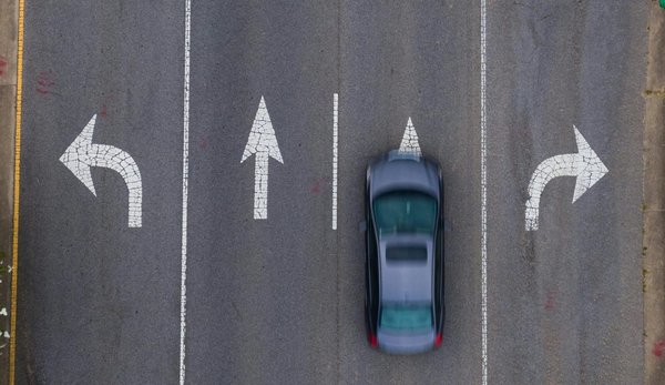 Quel est le rôle des systèmes de gestion de la trajectoire dans la prévention des sorties de route?